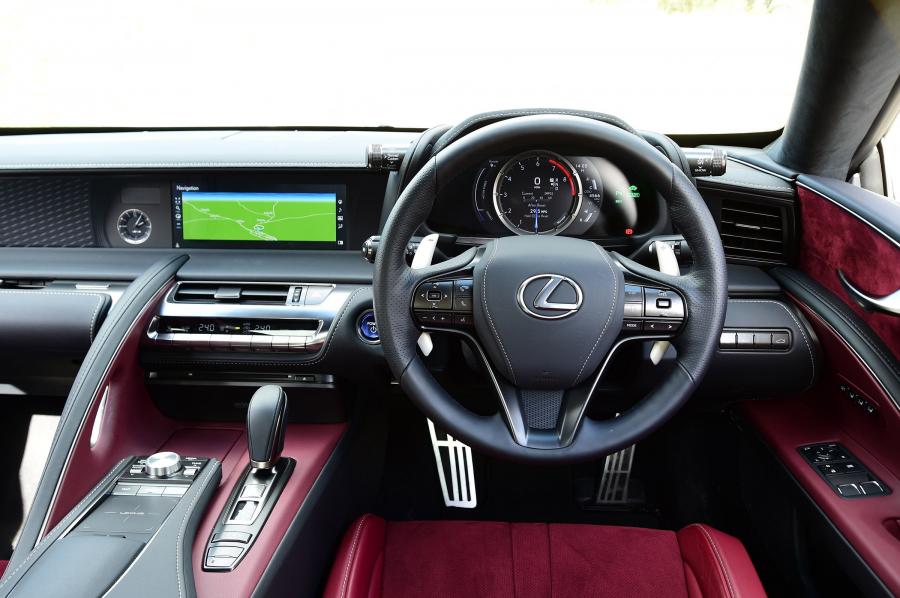 Торпедо Lexus LC500h 2017 года  (UK) (фото 12 из 41)